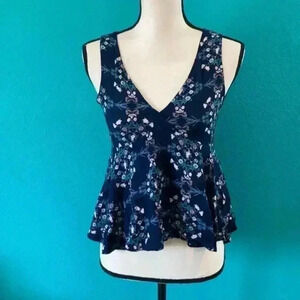 Ganji la blue floral tank top in size small